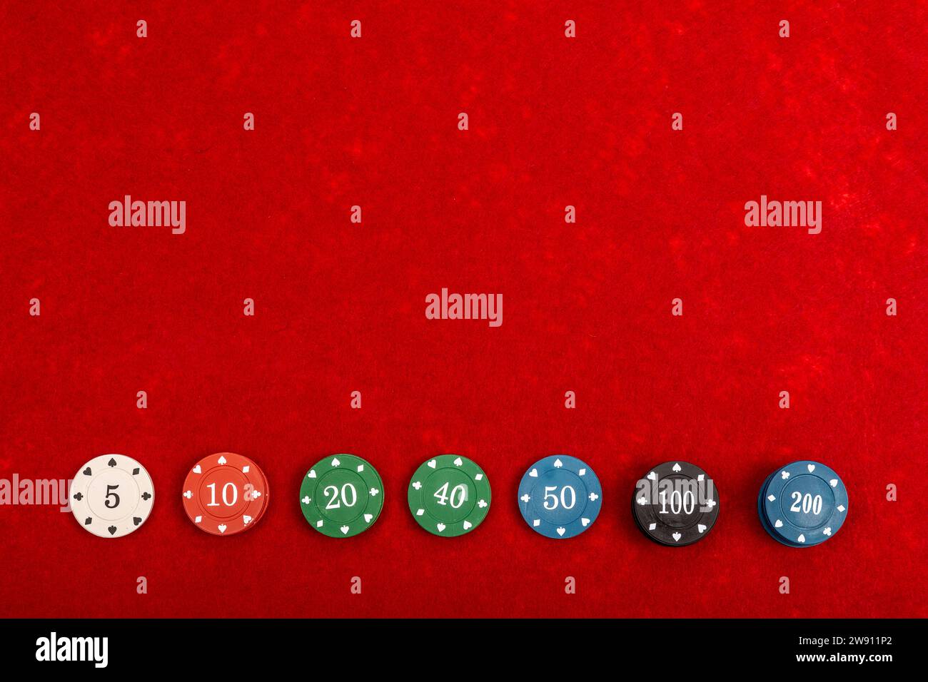 Chip di gioco sul tavolo da gioco Red Velvet - concetto di casinò e gioco d'azzardo per poker e giochi da tavolo Foto Stock