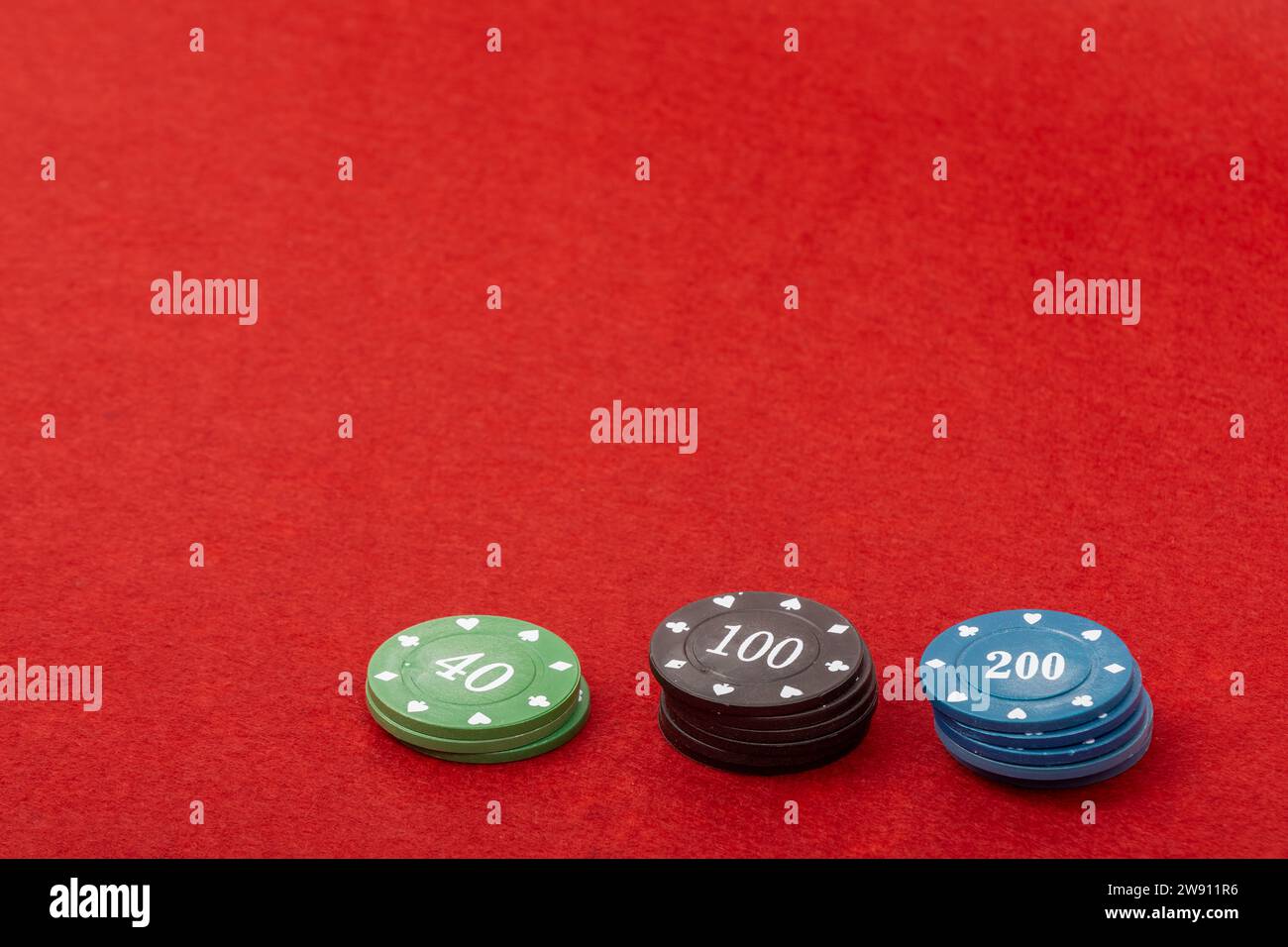 Chip di gioco sul tavolo da gioco Red Velvet - concetto di casinò e gioco d'azzardo per poker e giochi da tavolo Foto Stock