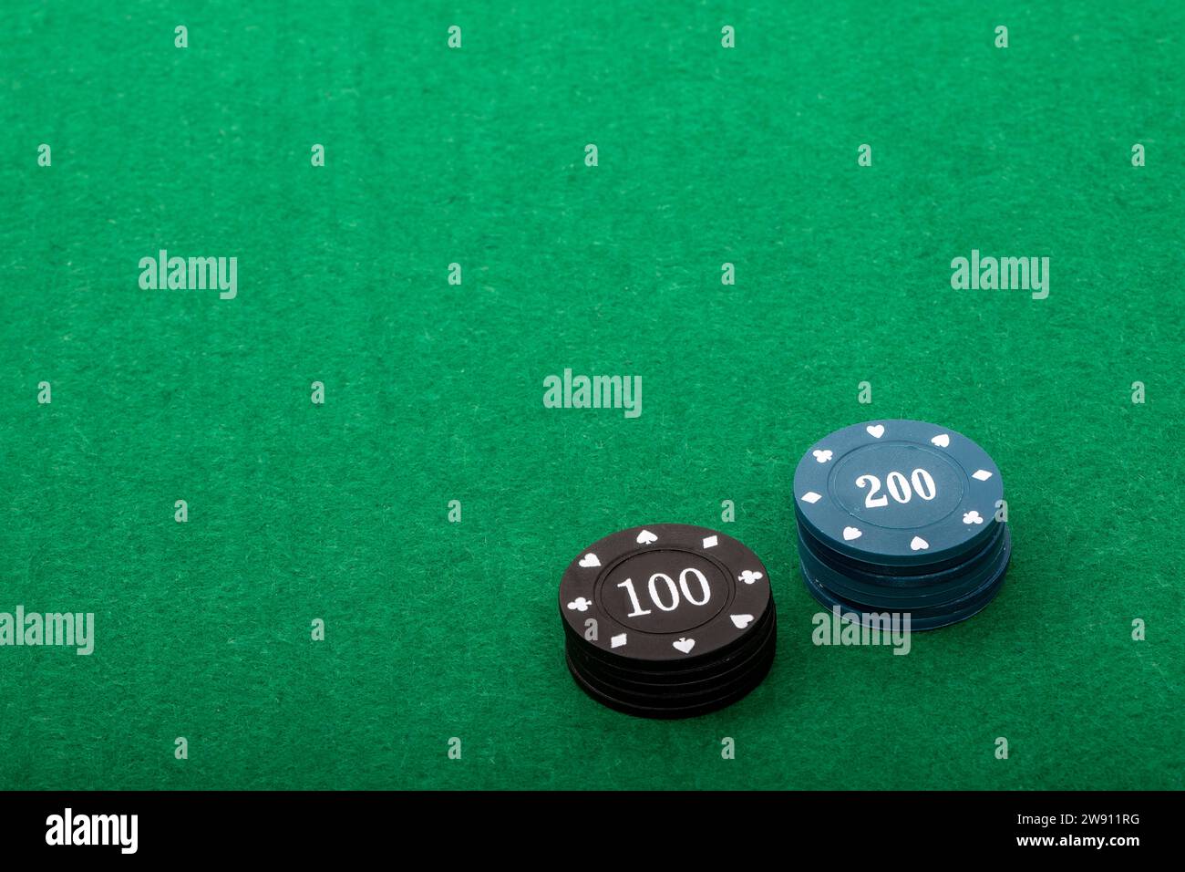Pile di chip da poker su Green Felt Table, sfondo per le notti di gioco Foto Stock