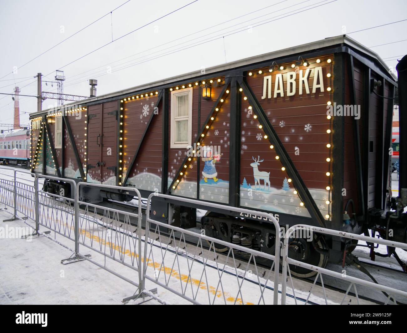 Voronezh, Russia - 3 gennaio 2022: "Negozio di padre freddo" - un'auto che fa parte della residenza mobile di Babbo Natale Foto Stock