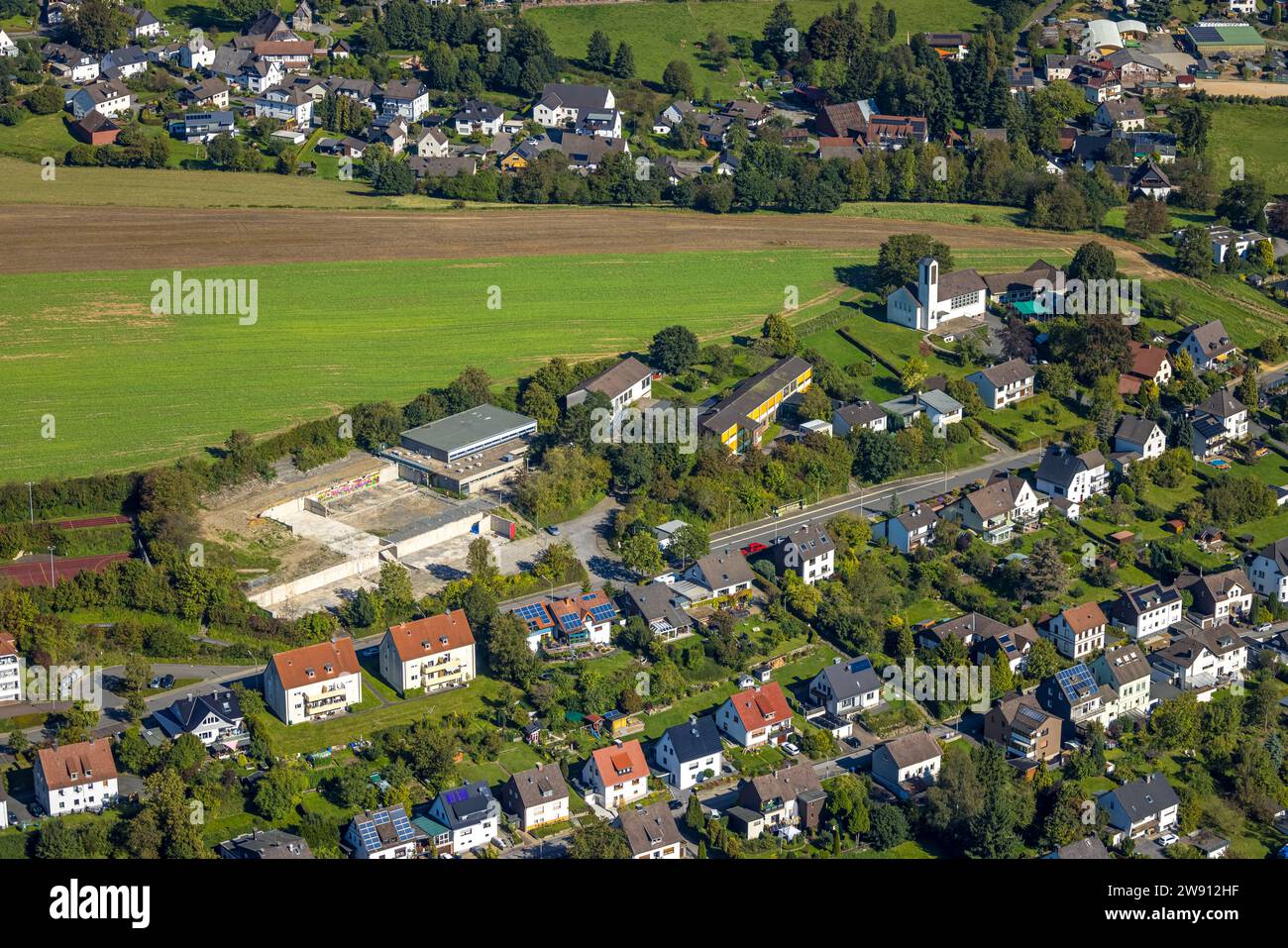 Vista aerea, demolizione della Vier-Täler-Schule, scuola elementare Holthausen, chiesa di Martin Lutero e asilo municipale, Holthausen, Plettenbe Foto Stock