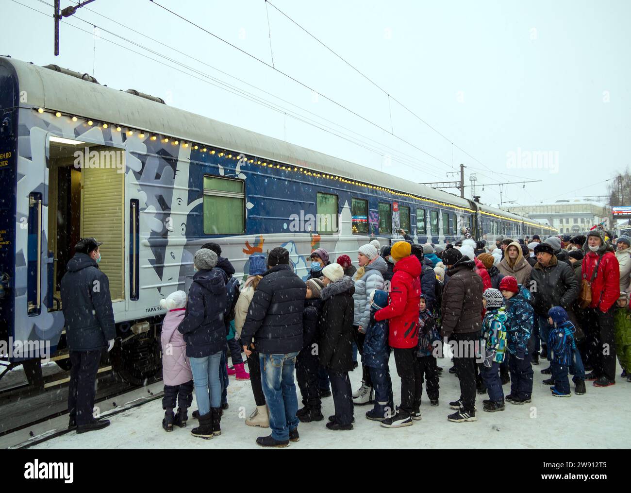 Voronezh, Russia - 3 gennaio 2022: In coda per visitare il treno di Babbo Natale Foto Stock