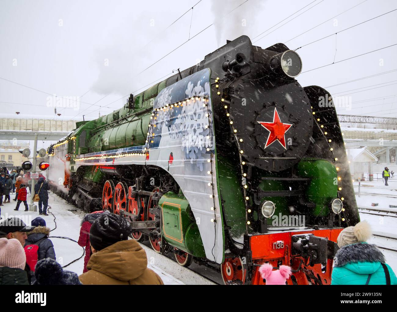 Voronezh, Russia - 3 gennaio 2022: Arrivo della residenza mobile di padre Frost alla stazione ferroviaria di Voronezh Foto Stock