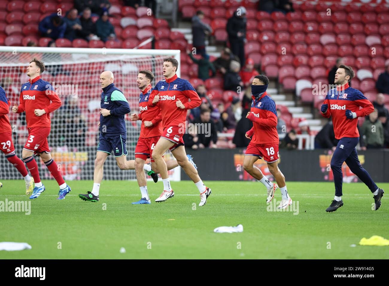 I giocatori del Middlesbrough si scaldano davanti alla partita del campionato Sky Bet Middlesbrough vs West Bromwich Albion al Riverside Stadium, Middlesbrough, Regno Unito, 23 dicembre 2023 (foto di Nigel Roddis/News Images) Foto Stock