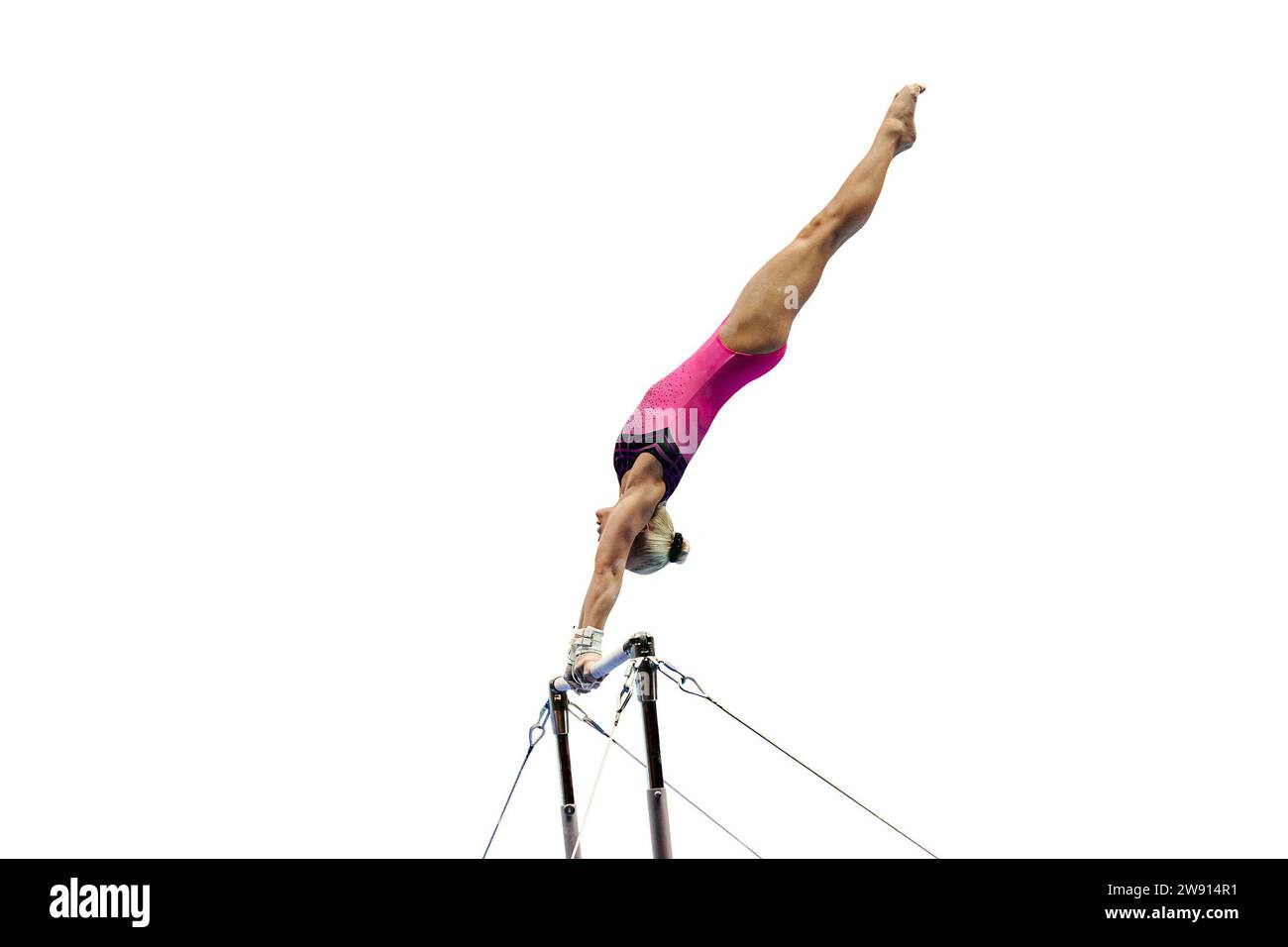 ginnasta femminile che esegue esercizi su esercizi di ginnastica irregolare con bar, isolata su sfondo bianco Foto Stock