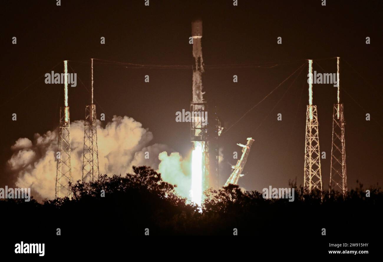Cape Canaveral, Florida, USA. 23 dicembre 2023. Un razzo SpaceX Falcon 9 lancia 22 satelliti Starlink dal Launch Complex 40 alle 00:33 dalla Cape Canaveral Space Force Station, Florida, venerdì 23 dicembre 2023. Foto di Joe Marino/UPI Credit: UPI/Alamy Live News Foto Stock
