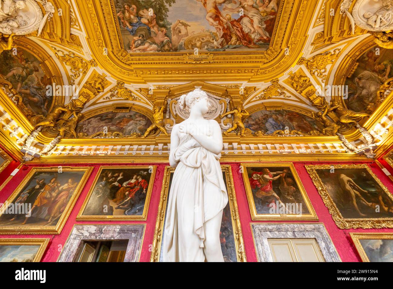 Firenze, Italia - 29 giugno 2023: Palazzo Pitti - destinazione di viaggio Palazzo Pitti - interno museo. Sala d'antiquariato, collezione rinascimentale Foto Stock