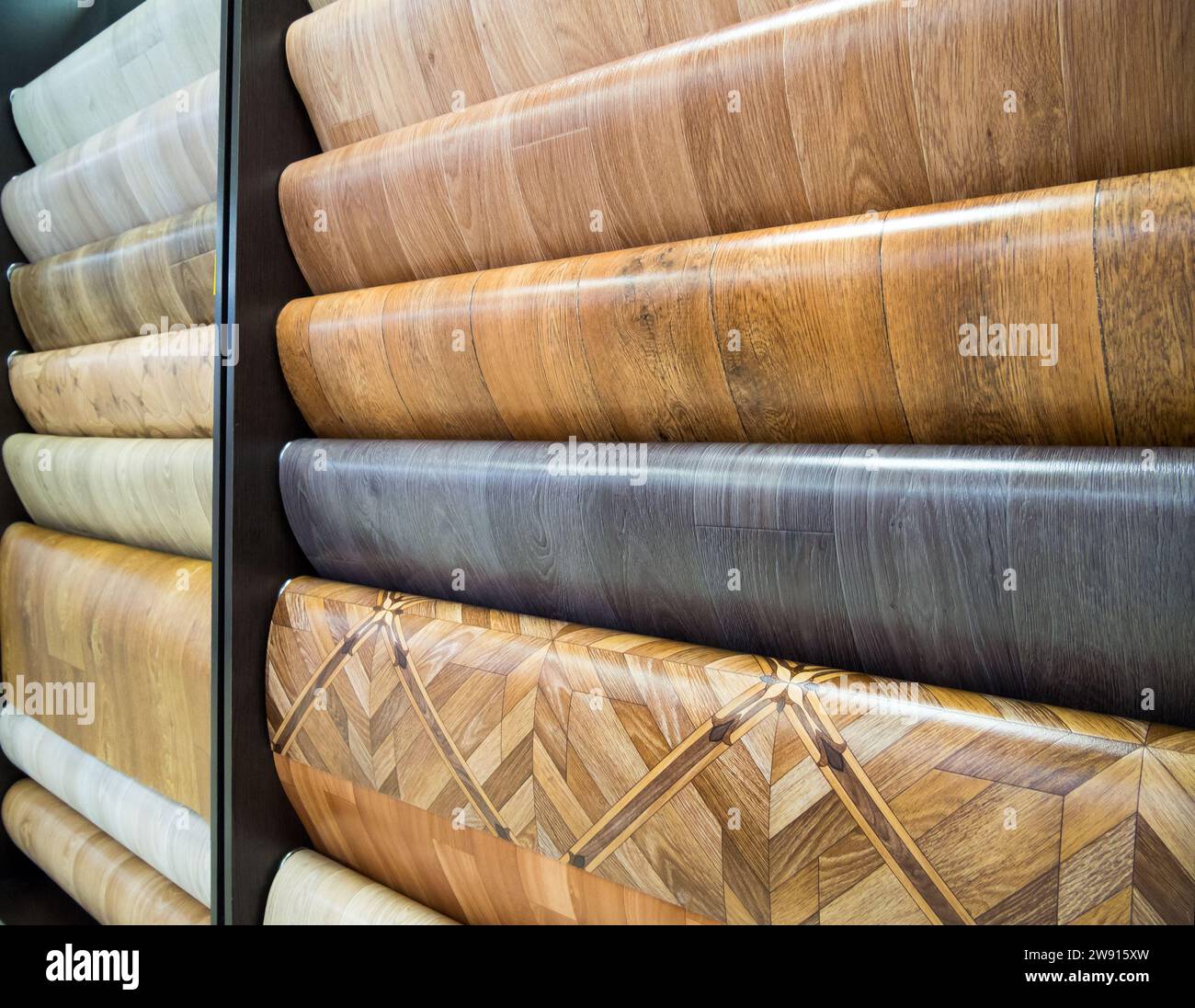 Rack con campioni di linoleum nel reparto di pavimentazione Foto Stock