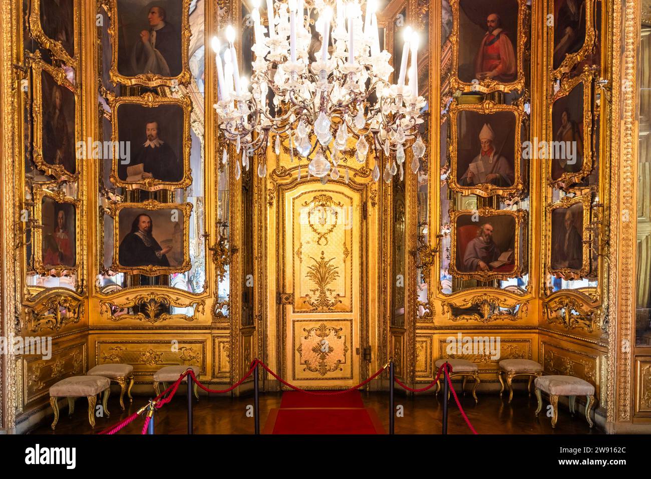 Torino, 22 aprile 2023: Interni del Palazzo reale, lussuoso edificio barocco, castello storico Foto Stock