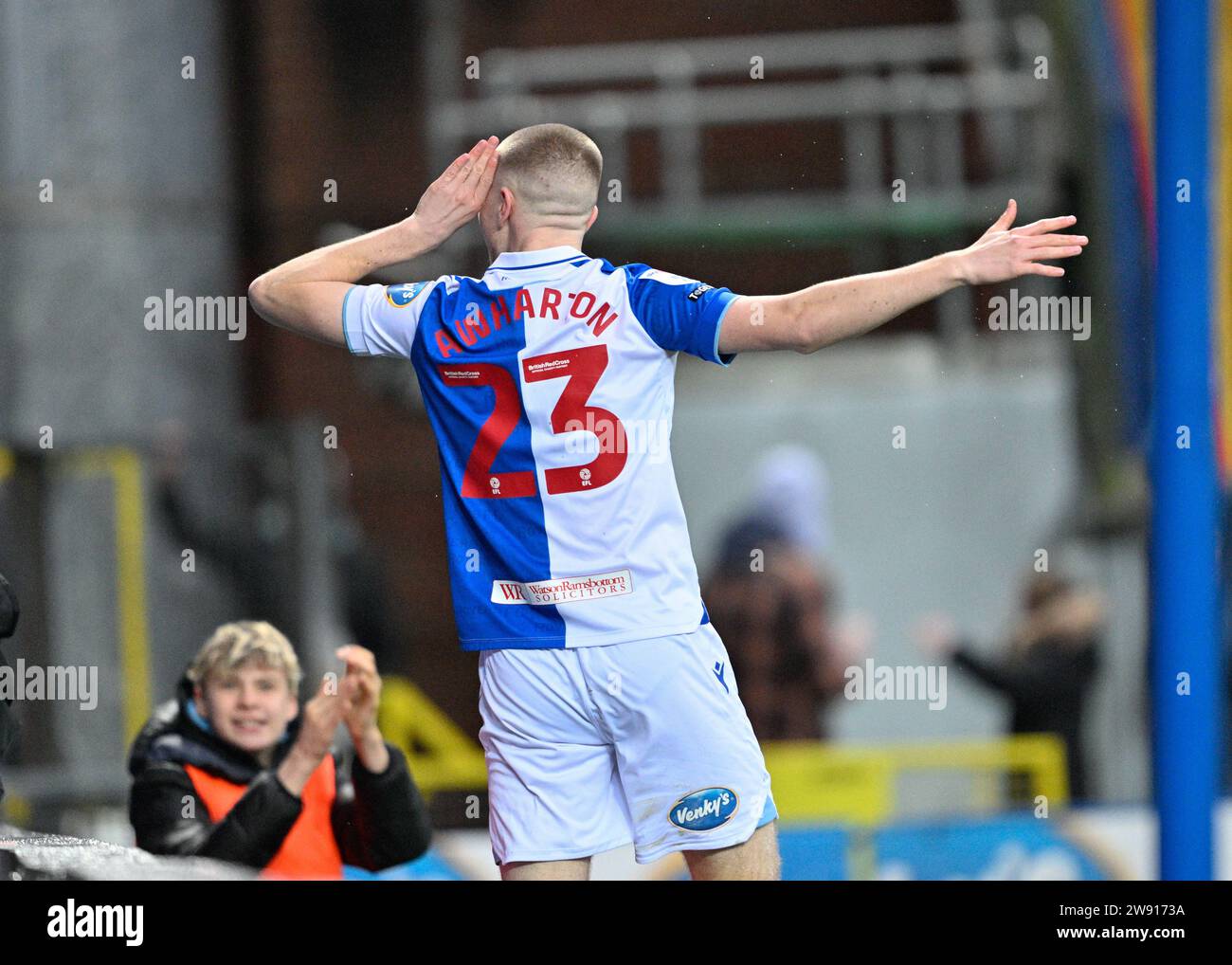 Adam Wharton n. 23 del Blackburn Rovers celebra il suo obiettivo e l'obiettivo di apertura della partita per renderla 1-0, durante la partita per il campionato Sky Bet Blackburn Rovers vs Watford a Ewood Park, Blackburn, Regno Unito, 23 dicembre 2023 (foto di Cody Froggatt/News Images) Foto Stock