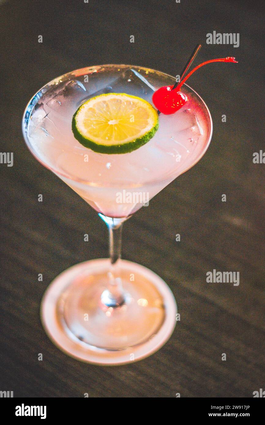 Cocktail Smoke Above Water: Zenzero, rovere affumicato, menta selvatica, succo di limone, arancia, soda Foto Stock