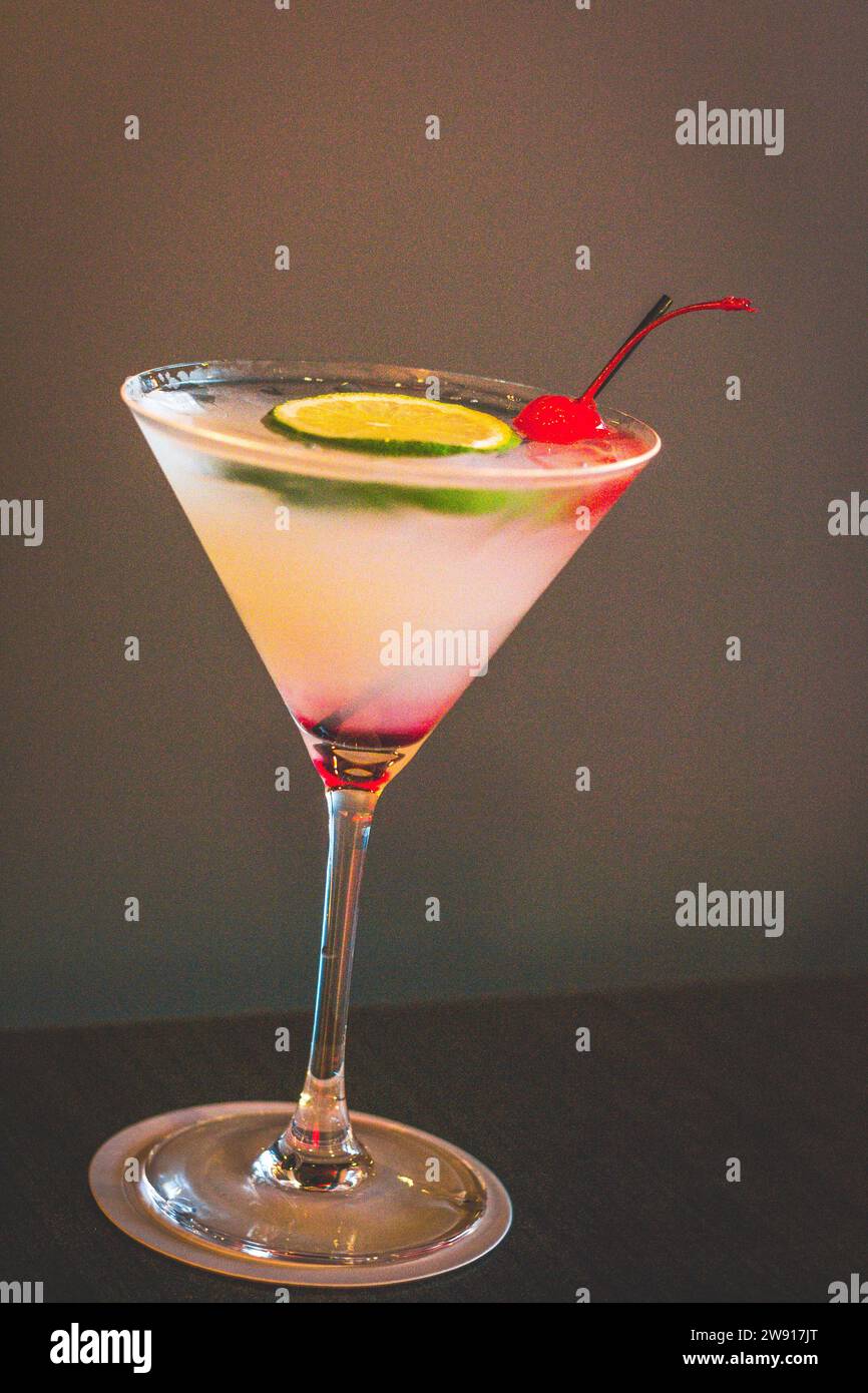 Cocktail Smoke Above Water: Zenzero, rovere affumicato, menta selvatica, succo di limone, arancia, soda Foto Stock