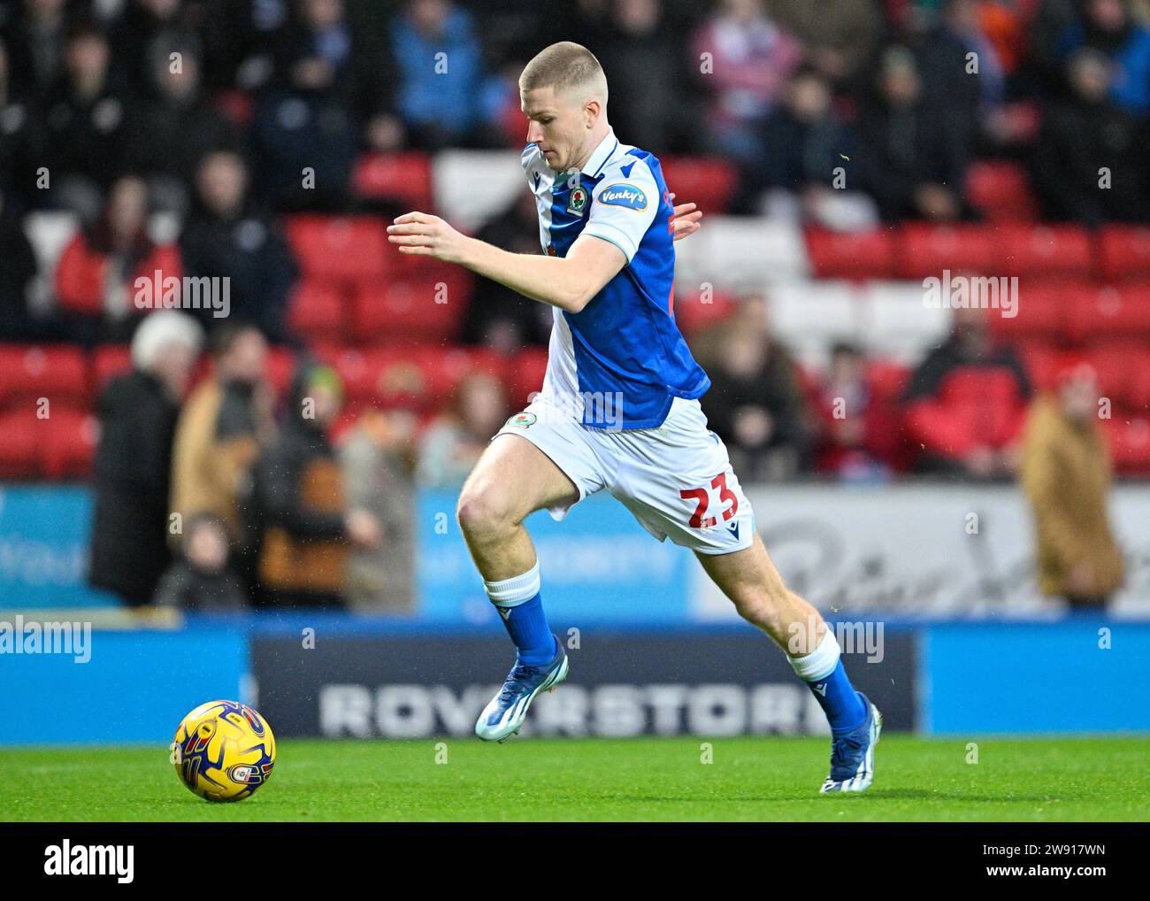 Blackburn, Regno Unito. 23 dicembre 2023. Adam Wharton n. 23 del Blackburn Rovers rompe gli attaccanti con la palla, durante la partita del campionato Sky Bet Blackburn Rovers vs Watford a Ewood Park, Blackburn, Regno Unito, 23 dicembre 2023 (foto di Cody Froggatt/News Images) a Blackburn, Regno Unito il 12/23/2023. (Foto di Cody Froggatt/News Images/Sipa USA) credito: SIPA USA/Alamy Live News Foto Stock