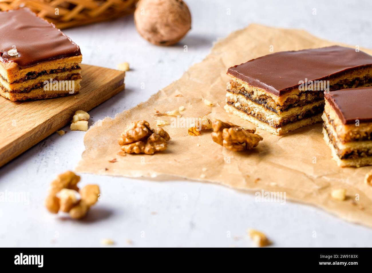Gerbeaud Cake. Zserbo. Torta tradizionale ungherese multistrato con marmellata di prugne, noci e ricoperta di glassa al cioccolato Foto Stock