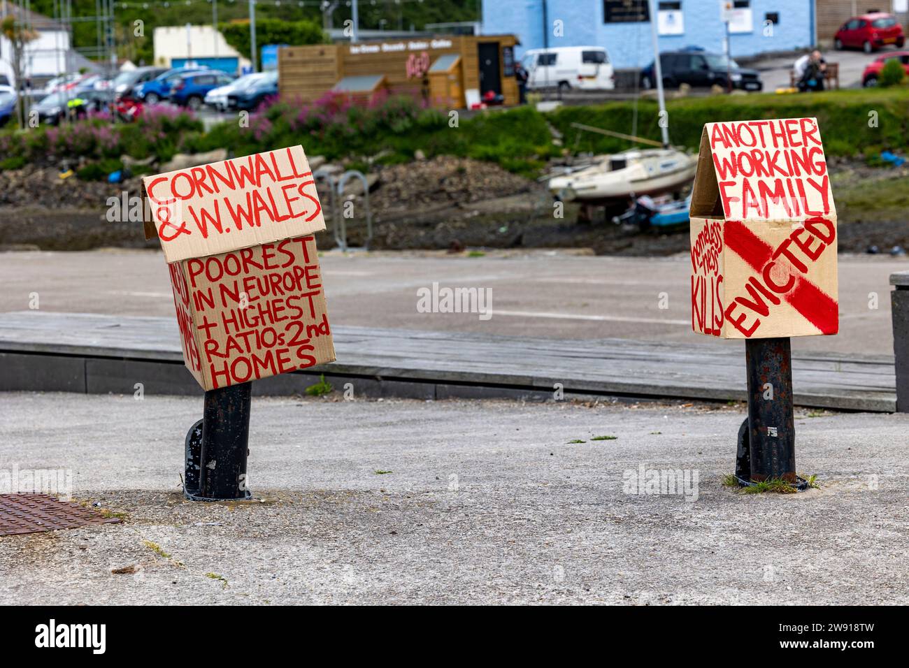 Protesta abitativa a Hayle, Cornovaglia contro i BNB della Second Homes Air Foto Stock