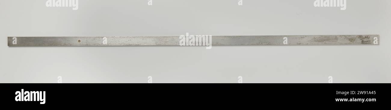 12 mesi, Barraw, 1800 - 1825. Asta di misurazione pistrello di ferro, su un lato divisione in decimetri, sull'altro in Aune. Iscrizione frontale: 12 decimetri; firma: Baradelle a Paris. Iscrizione inversa: Aune. Ferro Parigi (metallo) forgiatura / percussione (lavorazione dei metalli) Foto Stock