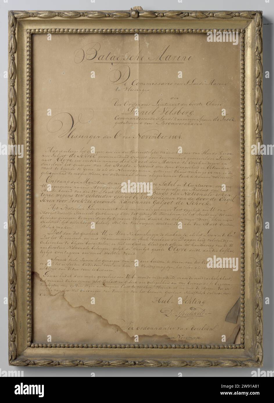 Lettera di D. Speeleveld a D. Velsberg 6 novembre 1804, D. Speeleveld, lettera del 1804, confermata su uno scaffale, in una lista dorata dietro vetro. Nella lettera, D. Speeleveld offre un'etichetta onoraria (NM-8927-A) e il Ceinturon a Daniël Velsberg per la sua riconquista del cannoniere galjoot preso dagli inglesi per Zierikzee. Speeleveld si scusa per aver dovuto farlo per lettera. Firmato: RO.: D. Speeleveld. Per ordinanza del senior./ nozeman. Datato. Iscrizione: Bataefsch Marine il Commissario della S 'Lands Marine a Vlissingen. E l'ordinaris Lieutenant der (ecc.). Ferro di risciacquo (metallo). inchiostro. w Foto Stock