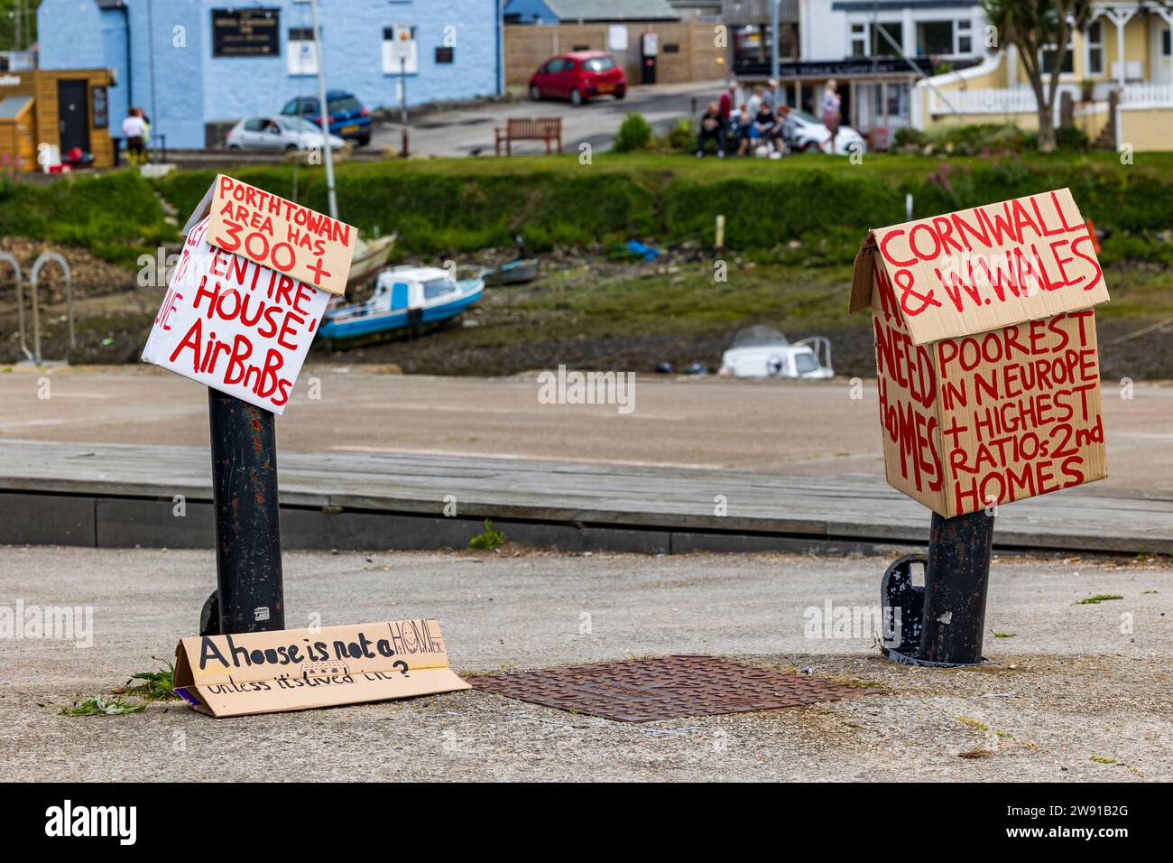 Protesta abitativa a Hayle, Cornovaglia contro i BNB della Second Homes Air Foto Stock