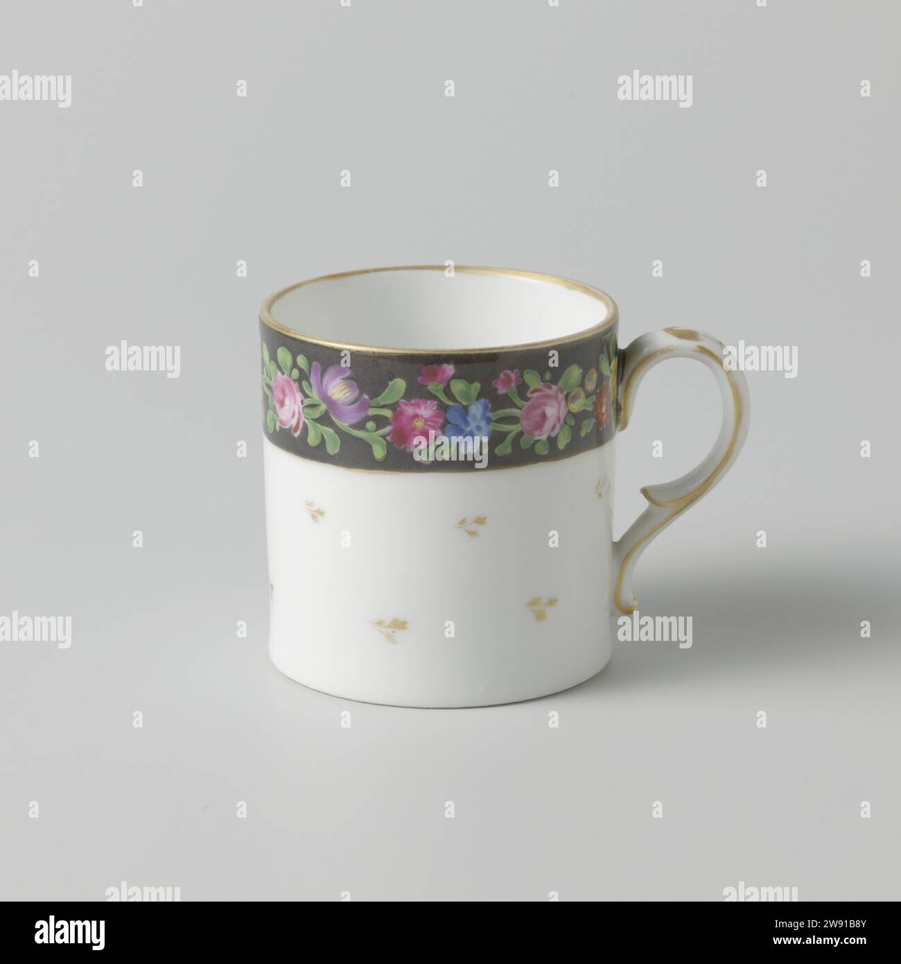 Tazza con rotolo floreale su terreno nero, anonimo, c. 1775 - c. 1799 testa di porcellana con parete cilindrica e orecchio a C, verniciata sullo smalto in blu, rosso, rosa, verde, giallo, viola, nero e oro. Sulla parete esterna ramenta con sul bordo una fascia con un vank floreale su sfondo nero. L'orecchio con puntini e motivi a foglia. Golden Rand. Contrassegnato sul lato inferiore con il pesce. Porcellana Nyon. glassa. pittura oro (metallo) / doratura / vitrificazione Foto Stock