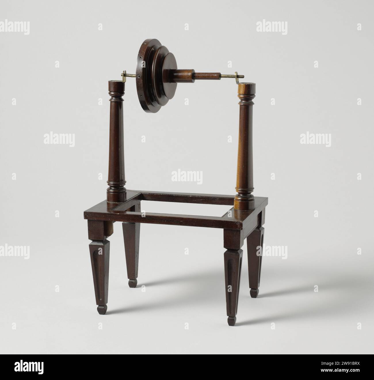 Ruota e assale composti, anonimi, c. 1750 - c. 1800 modello dimostrativo modello di un Windas, incompleto. Si trova su un piccolo piedistallo a forma di tavolo ed è costituito da un assale con doppio disco, su due montanti. Il disco ha due scanalature di diametro diverso, in cui vengono applicati occhielli fissi per il paranco. Manca il resto del modello. Paesi Bassi (possibilmente) legno (materiale vegetale). ottone (lega) Foto Stock