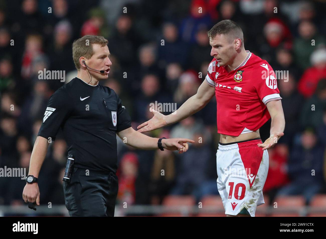 Paul Mullin n. 10 di Wrexham fa appello all'arbitro John Busby durante il match di Sky Bet League 2 Wrexham vs Newport County a Stok CAE Ras, Wrexham, Regno Unito, 23 dicembre 2023 (foto di Gareth Evans/News Images) Foto Stock