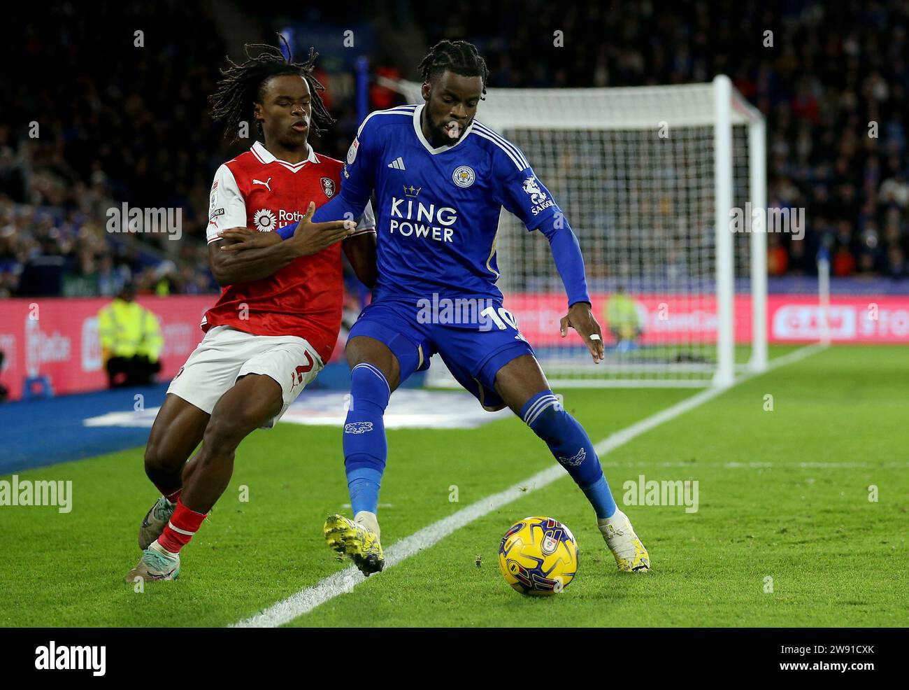 Dexter Lembikisa (a sinistra) del Rotherham United e Stephy Mavididi del Leicester City si scontrano per il pallone durante la partita del campionato Sky Bet al King Power Stadium di Leicester. Data immagine: Sabato 23 dicembre 2023. Foto Stock