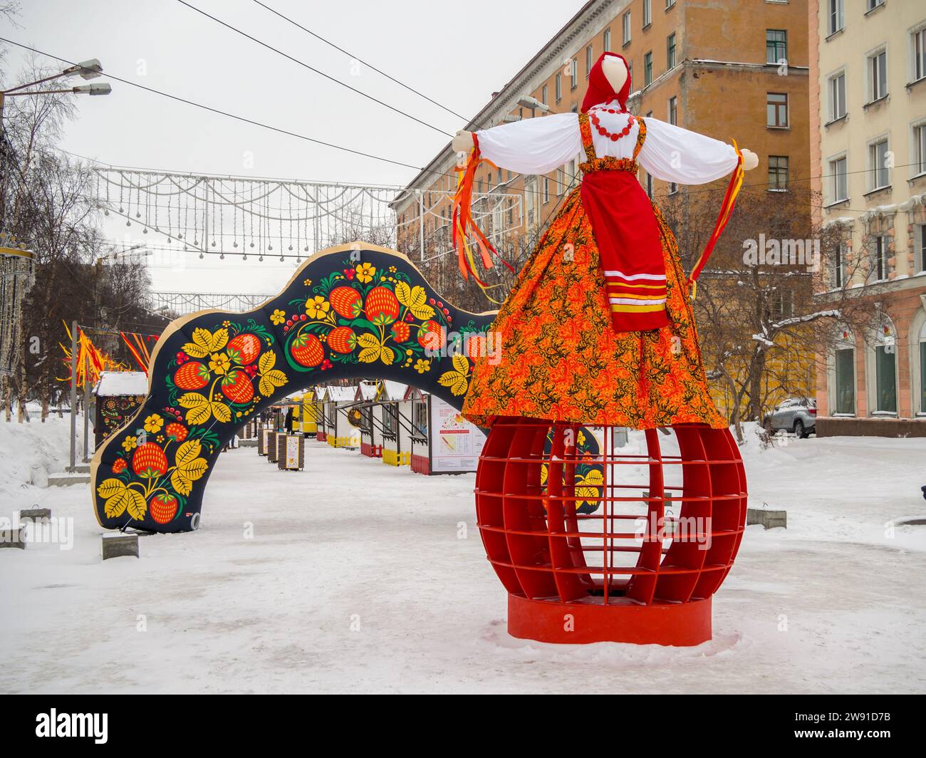 Voronezh, Russia - 27 febbraio 2022: Decorazione di via Vorovskij per le vacanze Maslenitsa, Murmansk Foto Stock