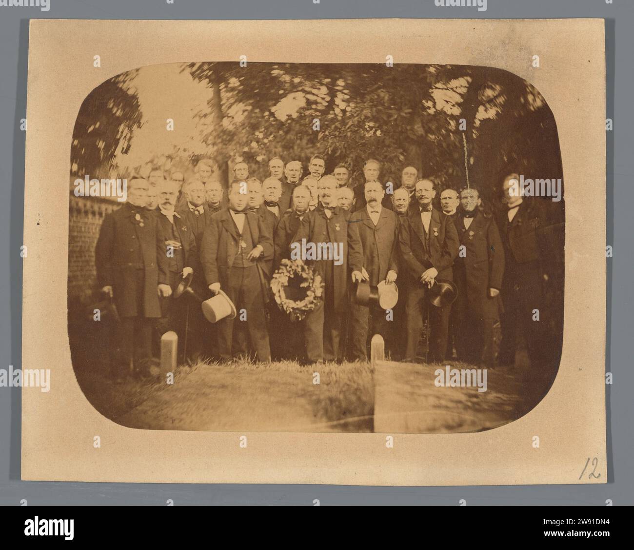 Cacciatori volontari omaggio a Edmond Willem van Dam Isselt nella sua tomba, Anonymous, 1868 Fotografia, gruppo di uomini in costumi neri, con cappelli in mano e il centro con una corona, frontale, vicino a una tomba; sfondo: Alberi e (l.) muro. Nota: Vedere inv. no NG-NM-10388-12-B. Così facendo, la stampa di cartone Foto Stock