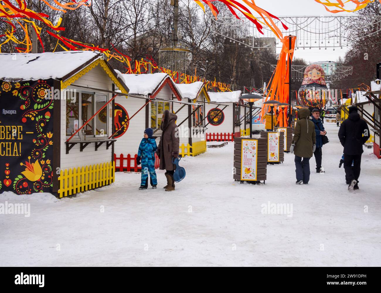 Voronezh, Russia - 27 febbraio 2022: Fiera Shrovetide nel parco centrale, via Vorovskogo, Murmansk Foto Stock