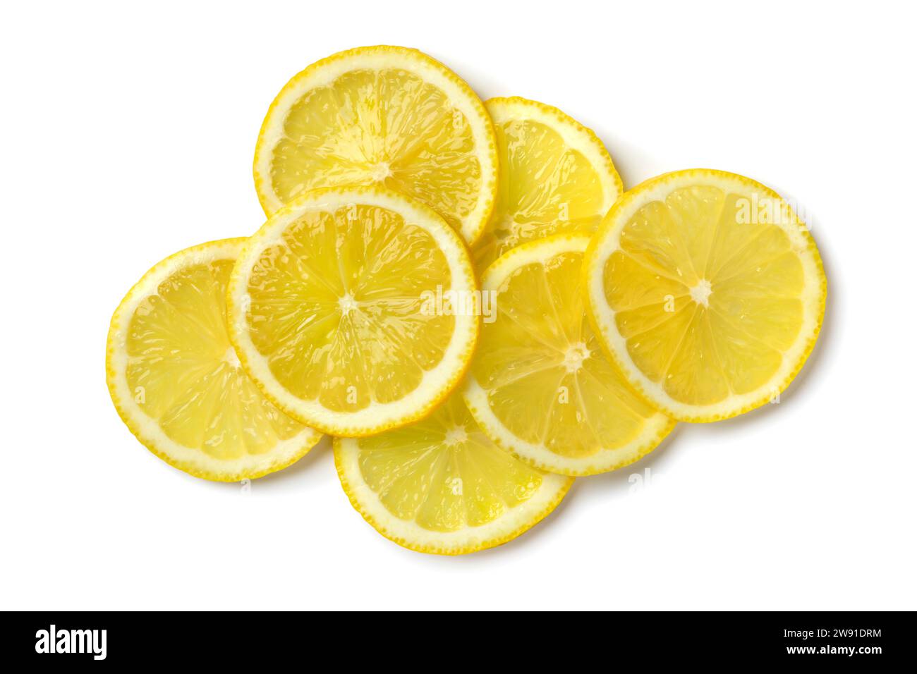 Un mucchio di succose fette di limone crude fresche da vicino isolate su sfondo bianco Foto Stock
