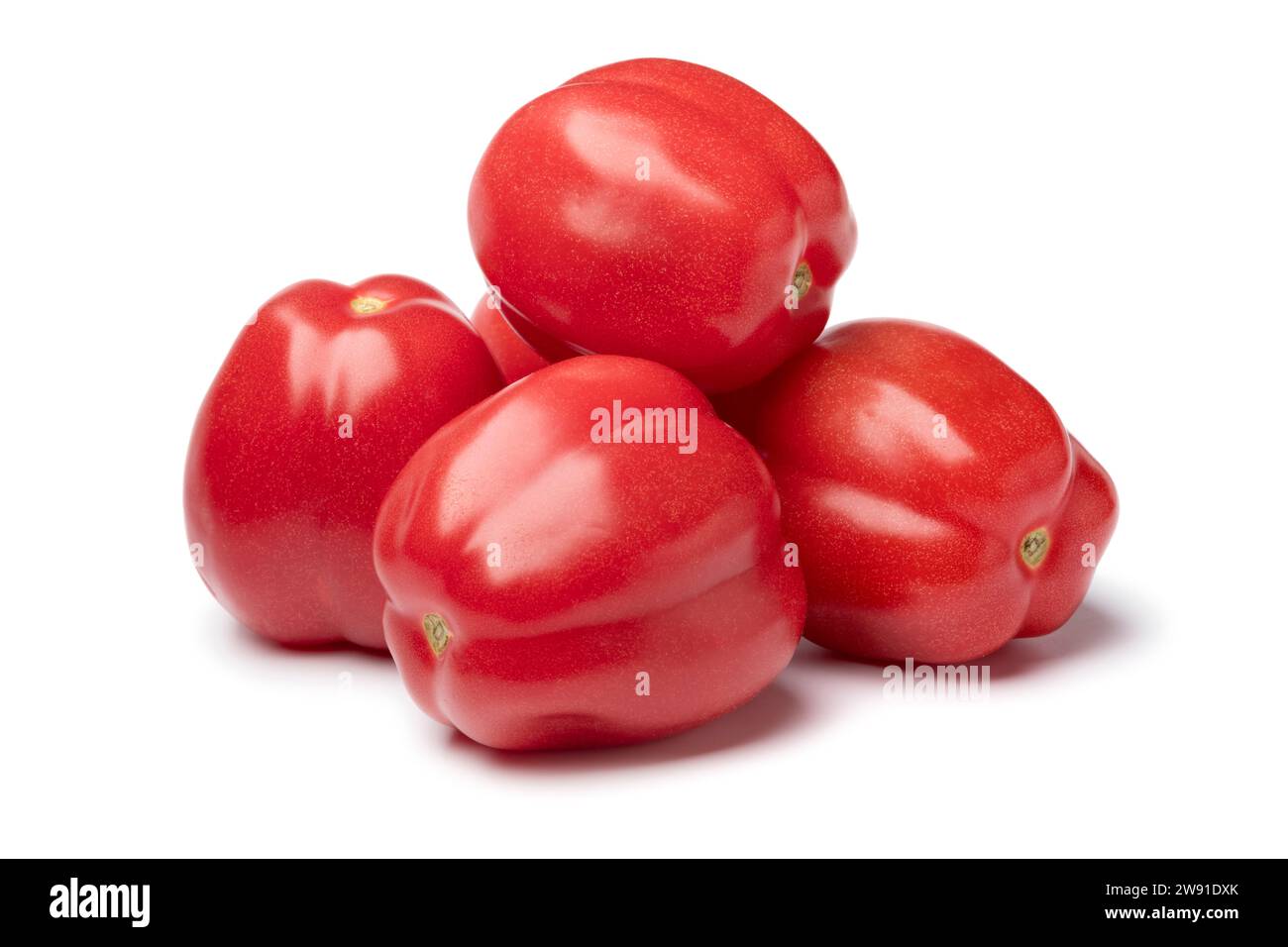 Un mucchio di pomodori freschi interi e succosi isolati da vicino su sfondo bianco Foto Stock