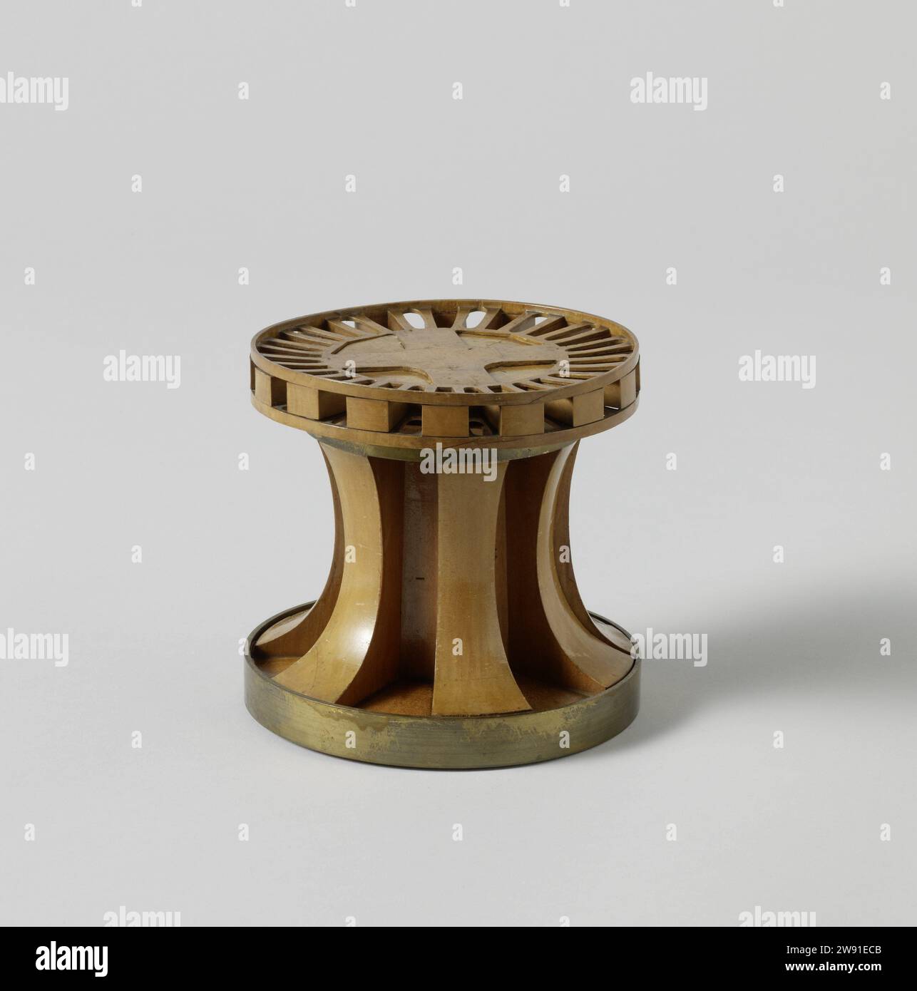 Modello di un Capstan, anonimo, c. 1842 modello dimostrativo modello di costruzione di un capstan con testa di ferro. Il tamburo è dotato di sei fascette e due fascette aggiuntive in due delle crepe tra le fascette normali. La testa ha sedici fori per gli alberi del vento; ha la forma di una ruota a raggi con una croce al centro. La parte superiore ottagonale del tamburo ha un'incisione a croce, in cui poggia la croce della testa. Legno olandese (materiale vegetale). ottone (lega) Foto Stock