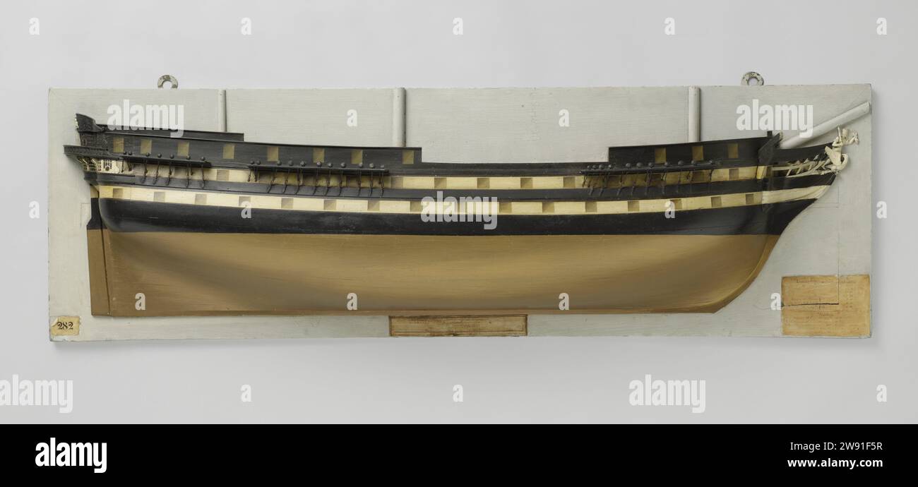 Half Model of a 74-Gun Ship of the Line, Anonymous, c. 1825 - c. 1833 Ship Model. modello a metà. Il modello per muratori è completamente impiantato e il modello di stampo policromato (tribordo) di un tre alberi. Sei e quaranta cancelli sparse su tre ponti. Lo Schegbeeld è un uomo coronato con uno scettro nella mano destra e un fascio di fiamme nella mano sinistra sollevata, in piedi su un uccello. Una testa di leone sulla barra della gru. Poppa rotonda con una recinzione a due piani, decorata in modo estensivo, con galleria semicircolare nel mezzo dietro. Il Westergang all'ultimo piano, che corre intorno alla galleria, è supportato da decorato Foto Stock