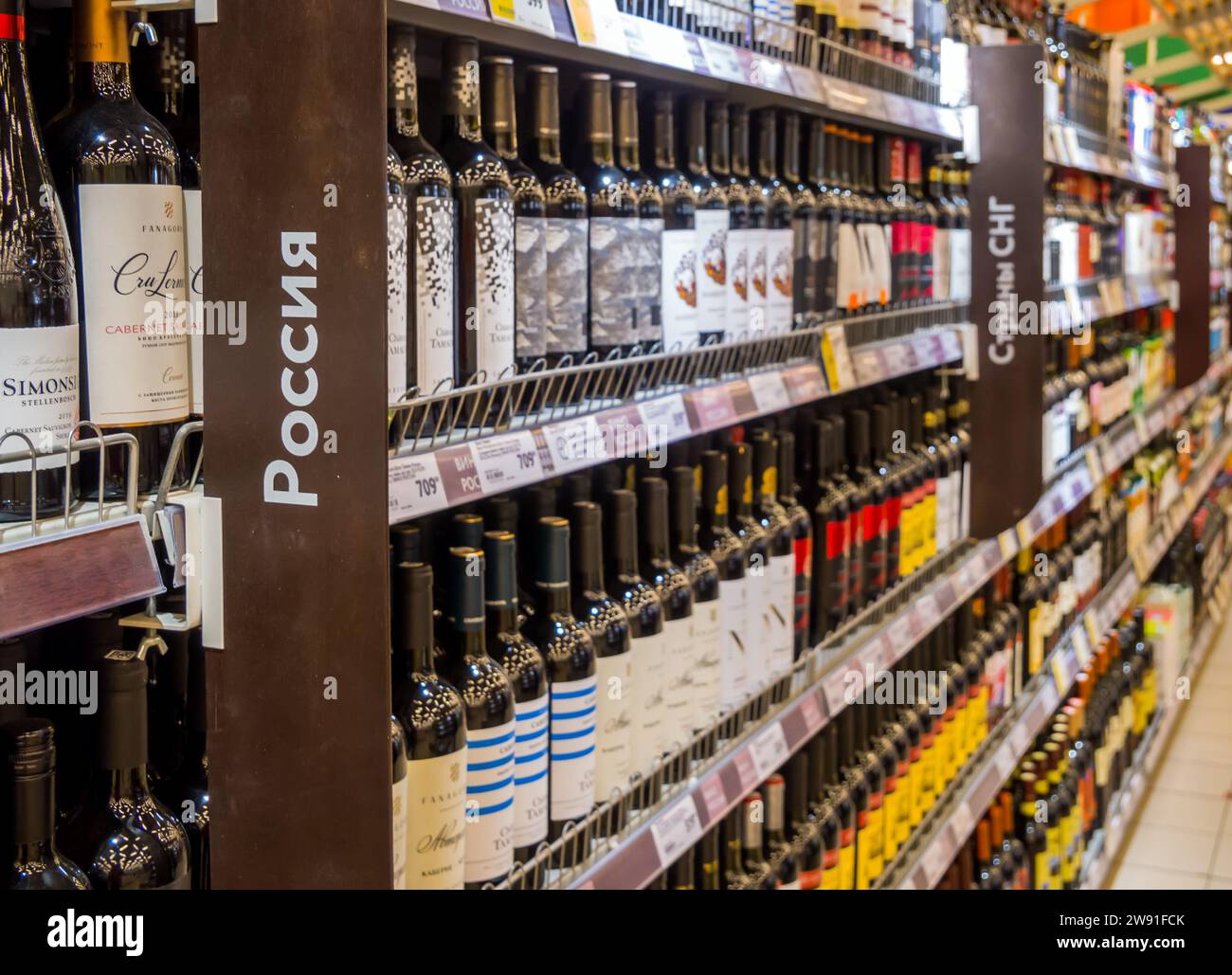 Voronezh, Russia - 27 febbraio 2022: Scaffali nella sezione dedicata al vino del negozio con prodotti russi Foto Stock