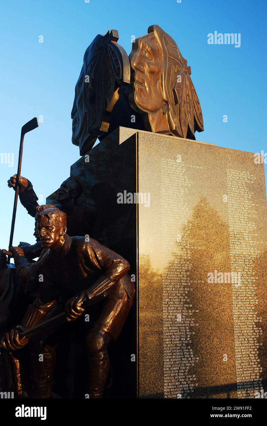 Una statua dello United Center onora coloro che indossavano una maglia dei Chicago Blackhawks Foto Stock