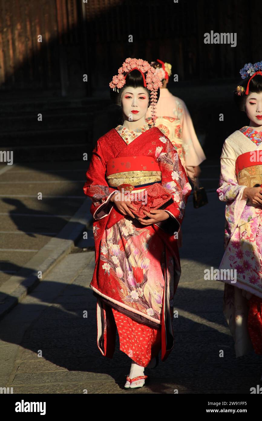 Maiko a piedi per andare al lavoro a Kyoto Foto Stock