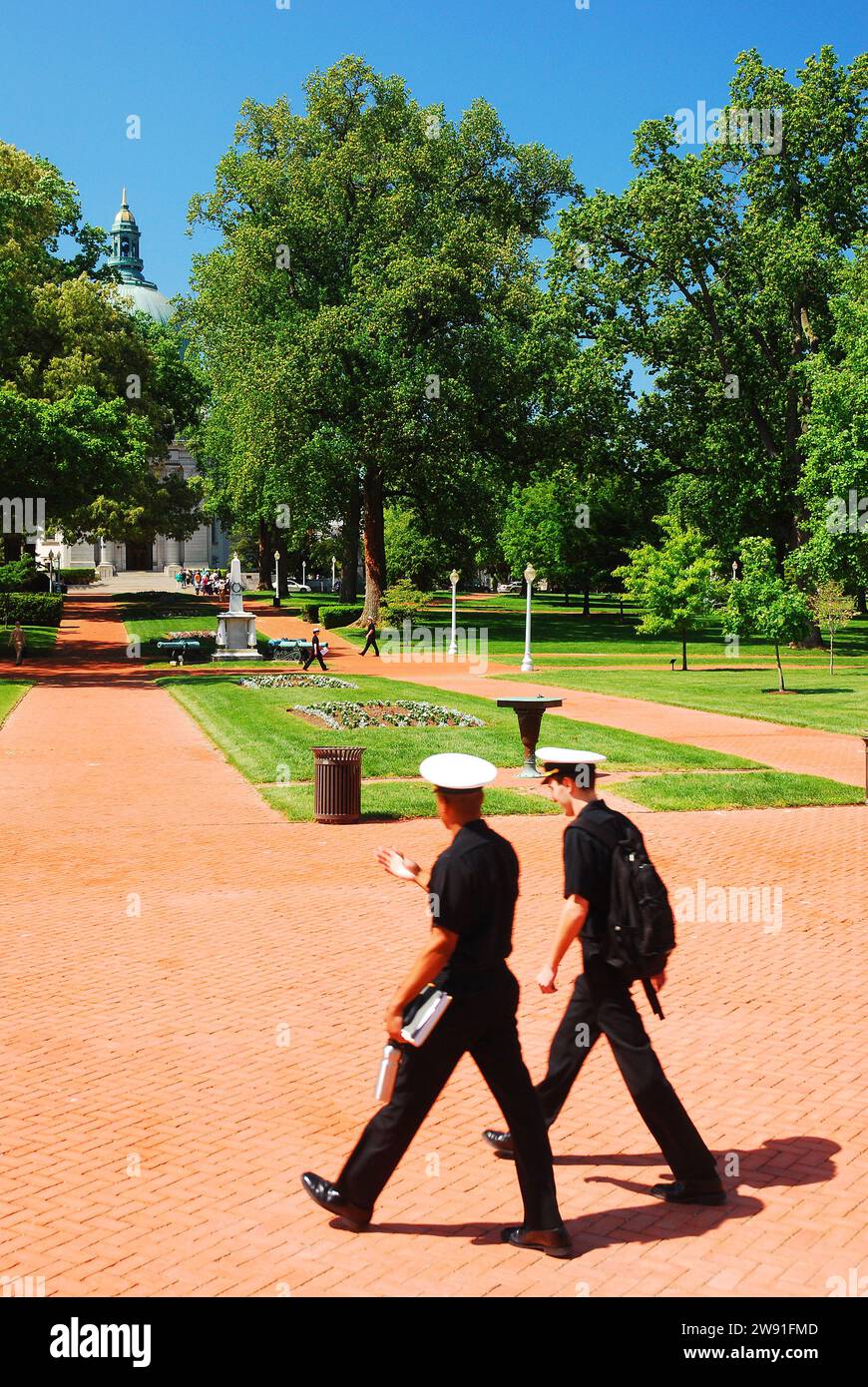 Due Midshipmen attraversano il campus della US Naval Academy ad Annapolis, Maryland Foto Stock