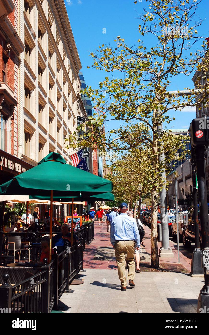 La gente si diverte a pranzare nei caffè e a fare shopping nelle boutique di Newberry Street, nella Back Bay di Boston Foto Stock