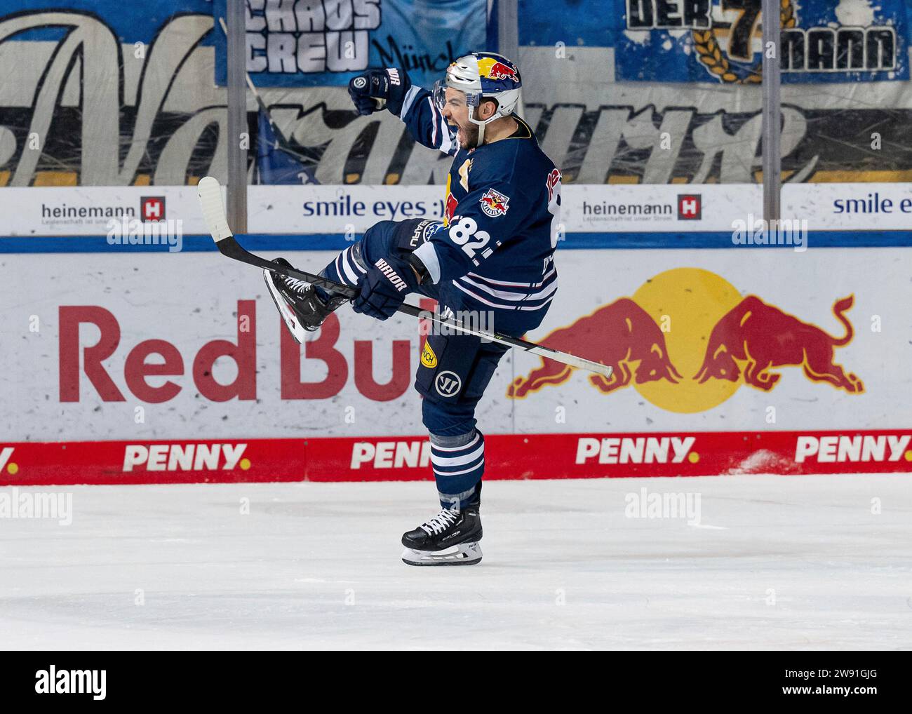 Muenchen, Deutschland. 23 dicembre 2023. Chris DeSousa (EHC Red Bull Muenchen, n. 82) bejubelt Sein Tor zum 1:0. EHC Red Bull Muenchen gegen Iserlohn Roosters, Eishockey, DEL, 30. Spieltag, Saison 2023/2024, 23.12.2023. Foto: Eibner-Pressefoto/Heike Feiner Credit: dpa/Alamy Live News Foto Stock