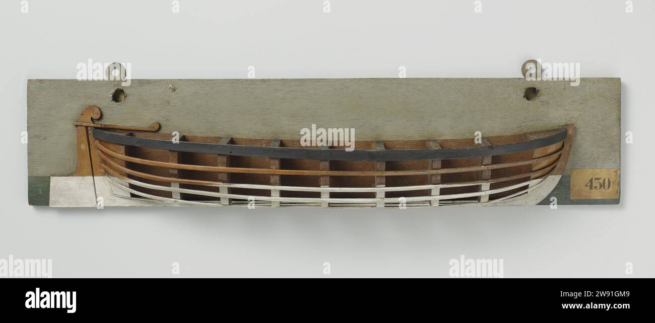 Mezzo modello di un Landing Craft, anonimo, 1780 - 1820 modello di nave. modello a metà. Modello per costruttori modello di stampo policromato (tribordo) di uno sloop a foro appuntito, timone largo con tirante. De Zeeg si innalza a entrambe le estremità. Capriata a doppia curvatura. Legno olandese (materiale vegetale) Foto Stock