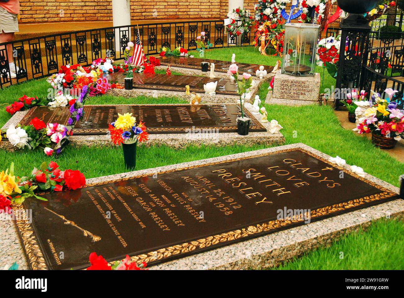 Tombe della madre e della famiglia di Elvis Presley, sepolte in un piccolo complotto a Graceland, Memphis, Tennessee Foto Stock