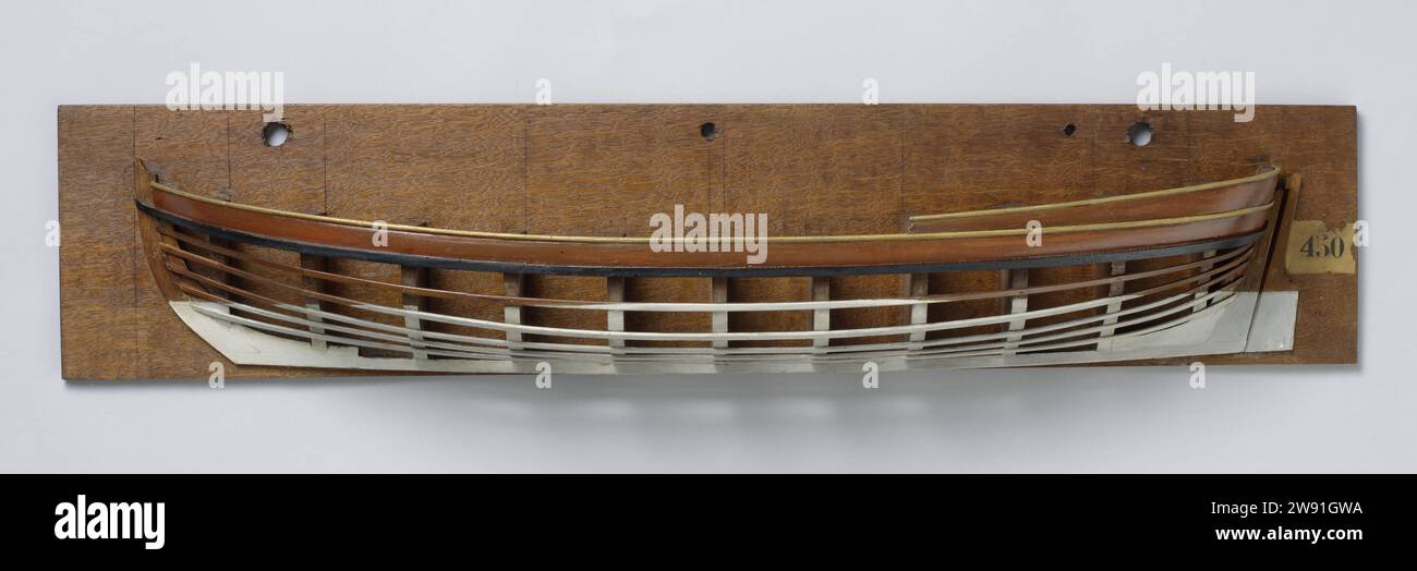 Half Model of a Launch, Anonymous, 1780 - 1820 Ship Model. modello a metà. Modello costruttore modello di stampo policromato (porta) di uno sloop. Il bengelet sopra il barkhout è chiuso e sollevato nella parte posteriore con un Gilling. Rotondo all'indietro, timone largo. De Zeeg si innalza a entrambe le estremità, un barkhout. Ha raggiunto il picco. Legno olandese (materiale vegetale) Foto Stock