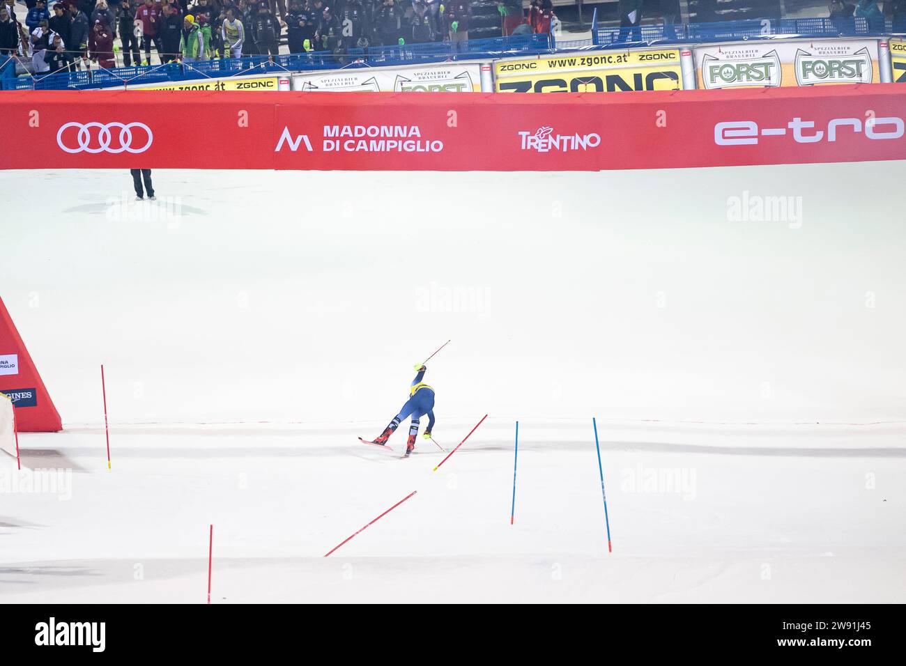 Madonna di Campiglio, Trento, 22 dicembre 2023: VINATZER Alex (Ita) gareggia nella Audi Fis Alpine Ski World Cup 2023-24 Men's Slalom Race sulla 3Tre Slope Credit: MAURO DALLA POZZA/Alamy Live News Foto Stock