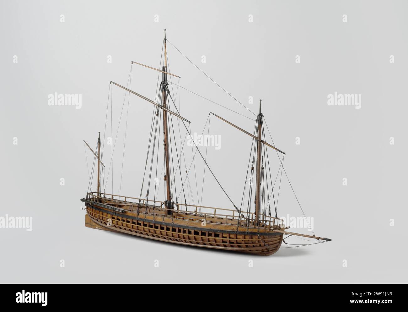 Modello di un galeone da guerra, anonimo, c. 1795 - c. 1813 modello di nave. Modello completamente equipaggiato Timing for stretching modello di un cannone a fondo piatto con trenta germi di canottaggio, standard, incompleto. La nave ha un ponte con parte rialzata al centro; i did si trovano su questo pezzo rialzato e sulla ringhiera. Nessun galljoen; nella prua è stata applicata una slitta per un pezzo, che porta sotto coperta; la slitta di poppa si nutre anche sotto il ponte. Specchio piatto con cancello con porte davanti alle pistole; timone largo con quadrante di sterzo e talei di sterzo. Il piano inferiore viene applicato su entrambi i lati delle cabine con slitta. La Z Foto Stock