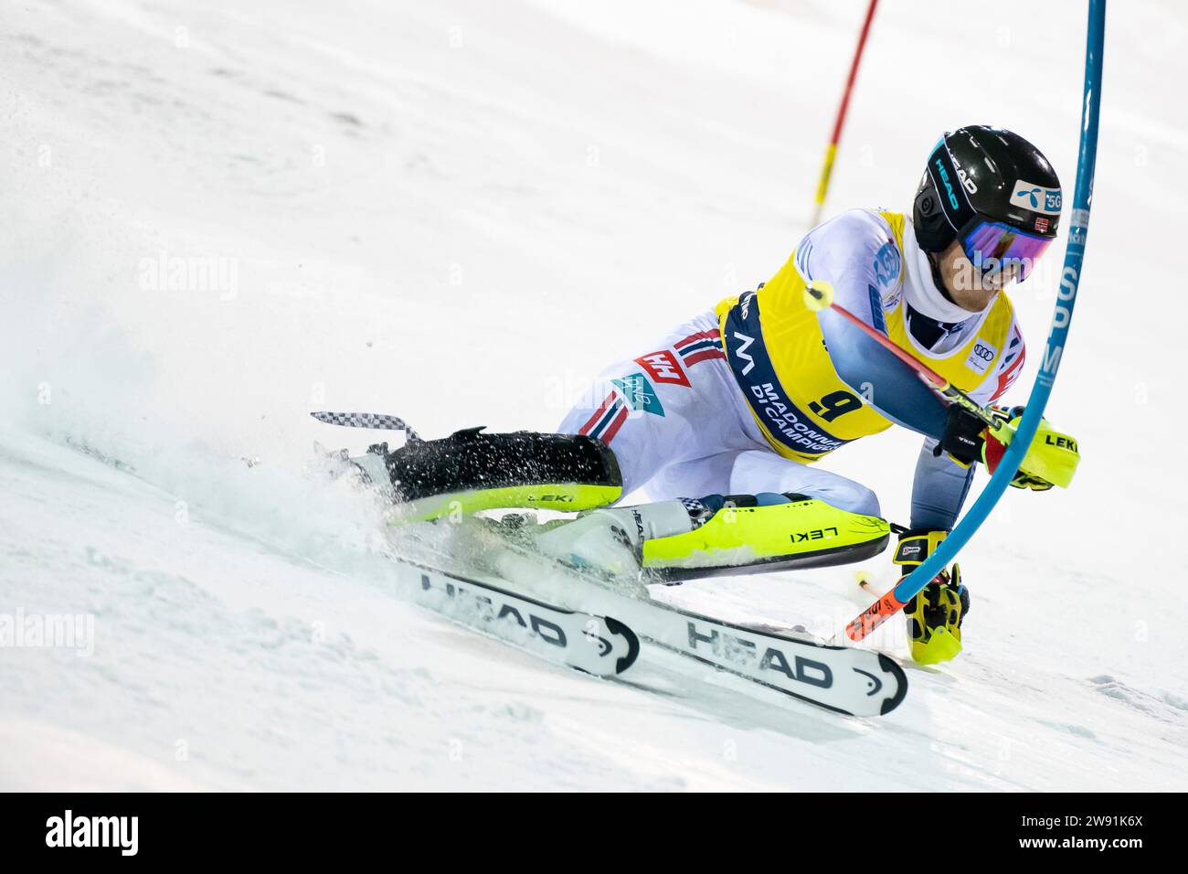 Madonna di Campiglio, Trento, 22 dicembre 2023: McGrath Atle Lie (Nor) gareggia nella Audi Fis Alpine Ski World Cup 2023-24 Men's Slalom Race sulla 3Tre Slope Credit: MAURO DALLA POZZA/Alamy Live News Foto Stock
