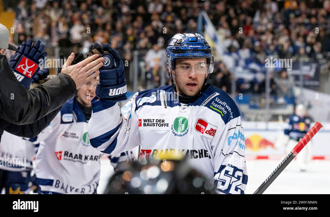 Muenchen, Deutschland. 23 dicembre 2023. Sven Ziegler (Iserlohn Roosters, n. 52) beim Abklatschen an der Bank nach seinem Tor zum 1:1 - Ausgleich. EHC Red Bull Muenchen gegen Iserlohn Roosters, Eishockey, DEL, 30. Spieltag, Saison 2023/2024, 23.12.2023. Foto: Eibner-Pressefoto/Heike Feiner Credit: dpa/Alamy Live News Foto Stock