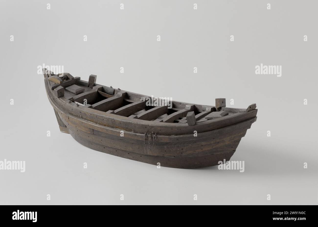 Ricostruzione modello di una nave a un albero scavata a Capelle, Johannes Petrus Scholten (attribuito a), modello di nave del 1822. modello scafo. Modello di ricostruzione piuttosto grossolano di una nave a un albero senza carro. Si tratta di un foro appuntito con fondo piatto sovrachiodo con stevens diritte e cadenti. Le travi di campo indicano un piano di testa e il modello è dotato di un cumulo anteriore e posteriore con otturatori. Sul pelo posteriore è presente un mandrino di torrefazione, due tubi pompa sul piazzale. Nella spaziosa, viene scattata una parte. Lo Zeeg si alza su entrambe le estremità, il modello ha un barkhout. Una guida del montante, un supporto montante e pinze catena di Foto Stock