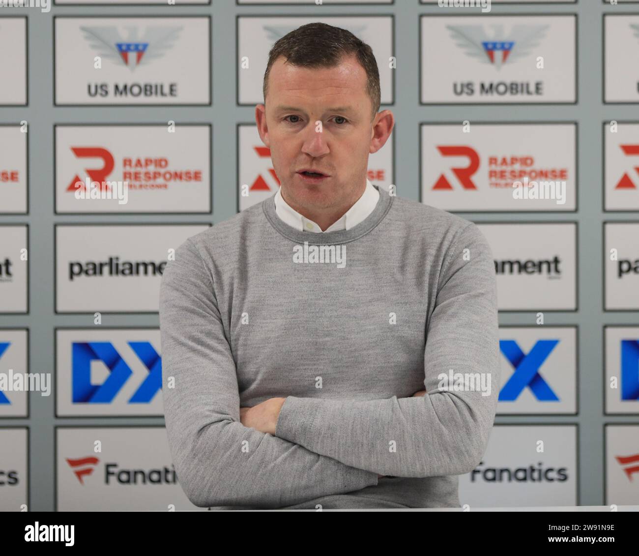 Neill Collins Head coach di Barnsley parla alla conferenza stampa post partita durante la partita di Sky Bet League 1 Barnsley vs Stevenage a Oakwell, Barnsley, Regno Unito, 23 dicembre 2023 (foto di Alfie Cosgrove/News Images) Foto Stock