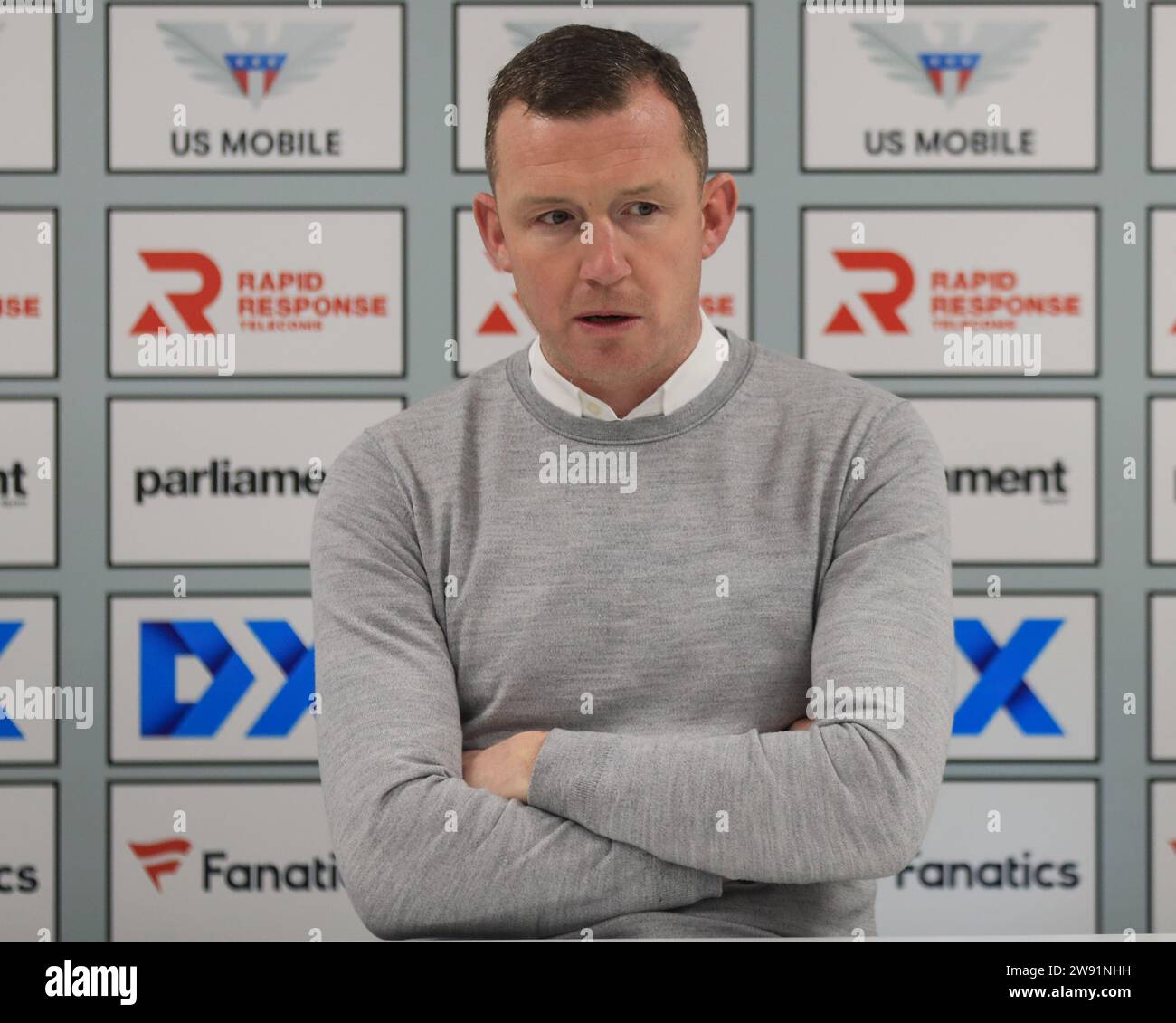 Barnsley, Regno Unito. 23 dicembre 2023. Neill Collins Head coach di Barnsley parla alla conferenza stampa post partita durante la partita di Sky Bet League 1 Barnsley vs Stevenage a Oakwell, Barnsley, Regno Unito, il 23 dicembre 2023 (foto di Alfie Cosgrove/News Images) a Barnsley, Regno Unito il 12/23/2023. (Foto di Alfie Cosgrove/News Images/Sipa USA) credito: SIPA USA/Alamy Live News Foto Stock