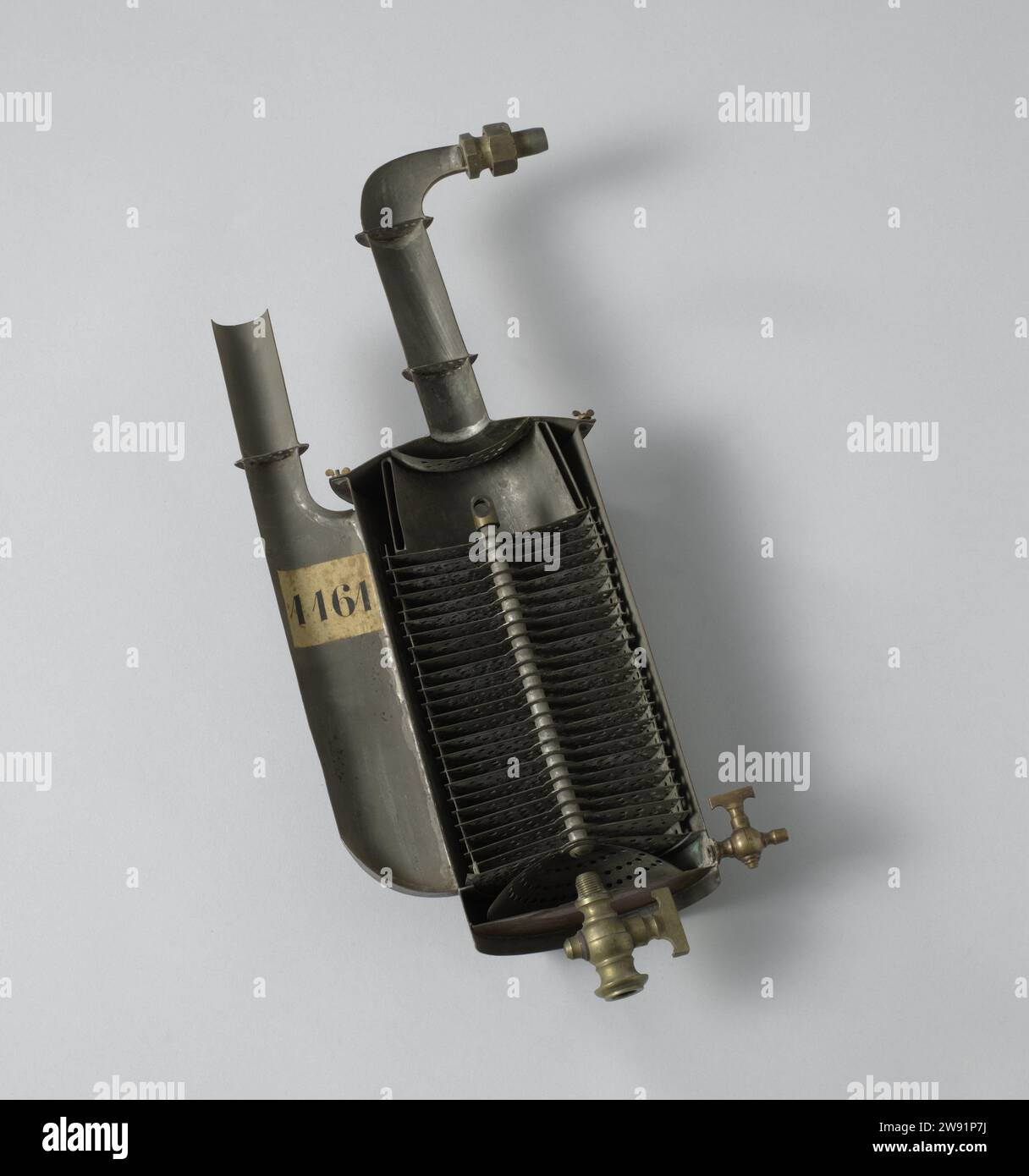 Modello di purificatore per caldaie navali, anonimo, modello in scala 1864 modello di mezzo dispositivo di trattamento delle acque per caldaie a vapore per navi. L'acqua di mare viene fornita attraverso un tubo nella parte superiore della botte, riscaldata fuori dalla caldaia attraverso vapore surriscaldato e condotta attraverso una serie di fogli perforati che distribuiscono l'acqua e su cui poggia il sale. Il vapore viene scaricato nell'armadietto tramite il tubo di scarico del vapore sul lato, l'acqua purificata viene convogliata verso la parte inferiore della caldaia. Le lame possono essere rimosse per essere pulite dai sali caduti. Modellista: Regno Unito (possibilmente)dopo la progettazione di: Foto Stock